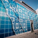 Mur d'azulejos bleus à Lagos, Portugal, avec un effet trompe-l'œil, ciel bleu en arrière-plan.