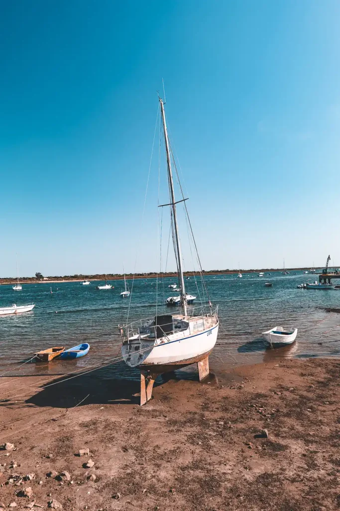 Bateau à marée basse à Quatro Águas, Tavira, ciel bleu dégagé