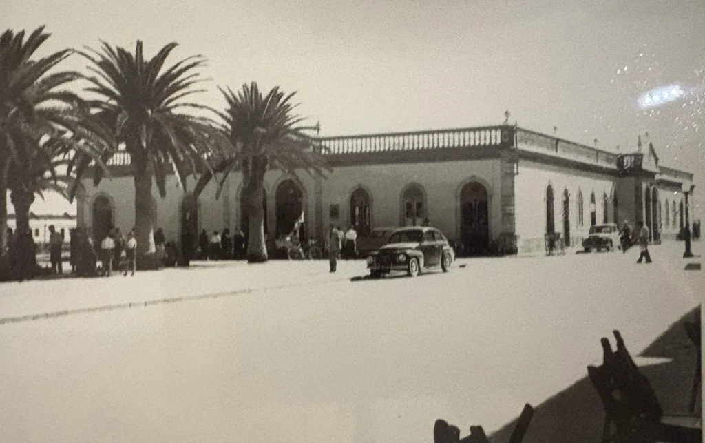 Place de la République à Tavira, Portugal, ambiance vintage avec voitures anciennes et palmiers.