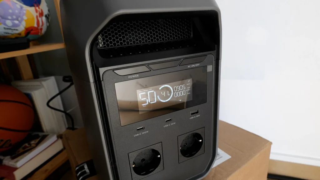 Station d'énergie portable EcoFlow DELTA 3 Classic sur une étagère,