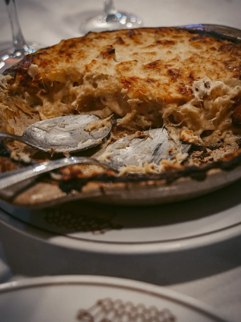 Plat de bacalhau com natas crémeux à Adega Típica, Aveiro, ambiance chaleureuse et conviviale.