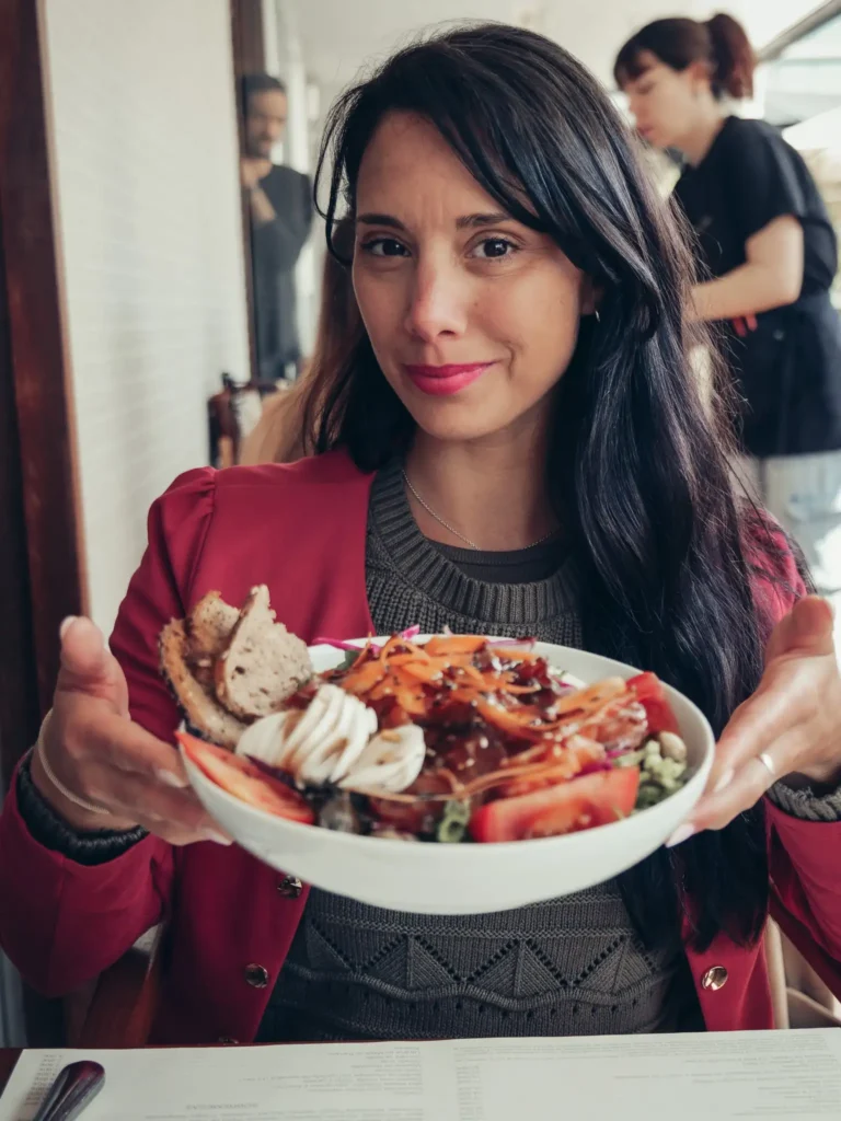Caroline tenant une salade de saumon au restaurant Madrigal à Aveiro, Portugal