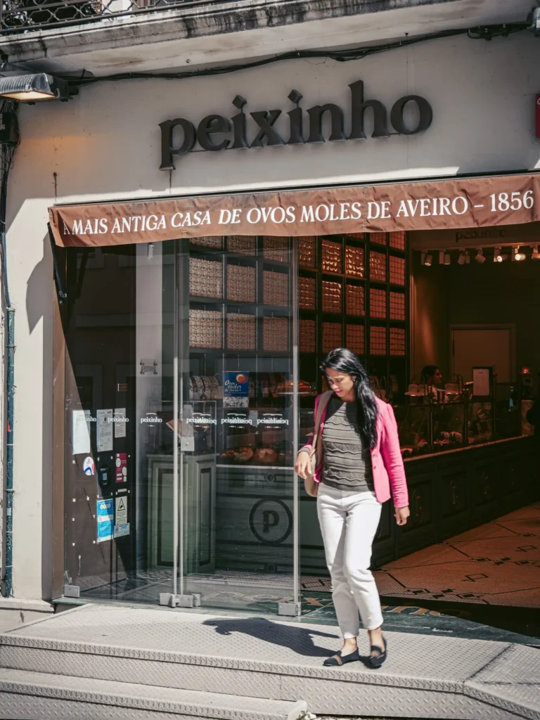 Confeitaria Peixinho Aveiro, Caroline exits the historic shop