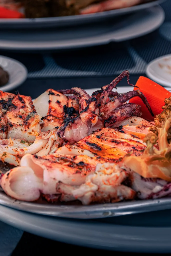 Assiette de poulpe grillé servie dans un restaurant à Fuseta, Algarve, en novembre 2022.