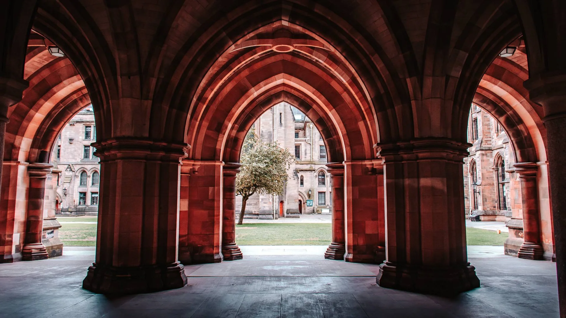 Cloister of the University of Glasgow and its inner courtyard