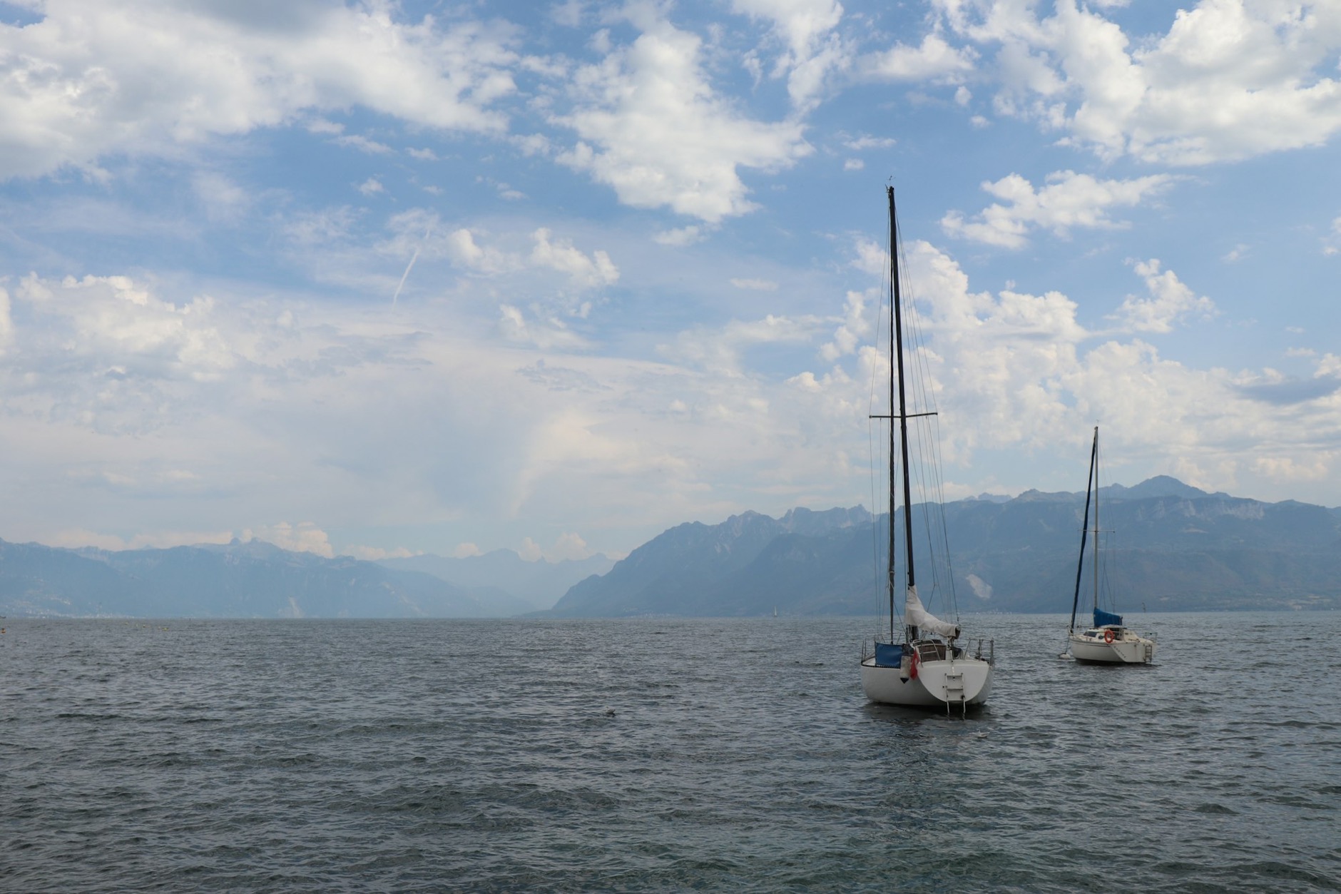 Barche a vela sul Lemano vicino a Losanna, con le Alpi sullo sfondo