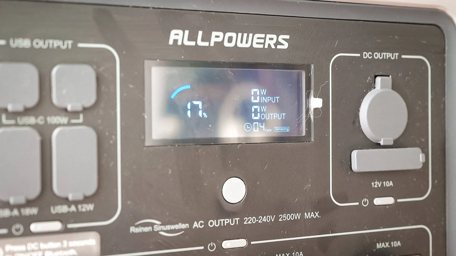 AllPowers R2500 LCD screen at rest: 17% charge, 0 W input, 0 W output, 4 days of remaining autonomy.