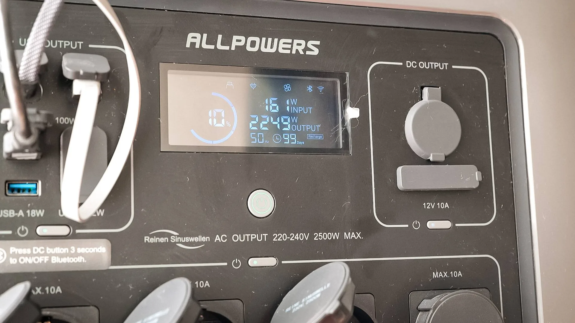 Control screen of the AllPowers R2500 during the test: 2249 W output, 161 W input, 10% charge, 50 Hz.
