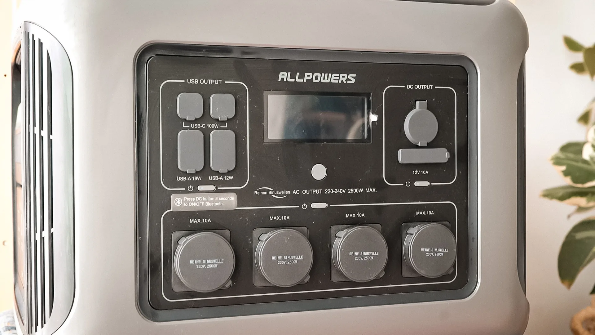 Complete control facade of the AllPowers R2500: USB outputs (two USB-C 100W, USB-A 18W and 12W), central LCD screen, DC output 12V 10A, and a row of four AC sockets 230V 2500W.