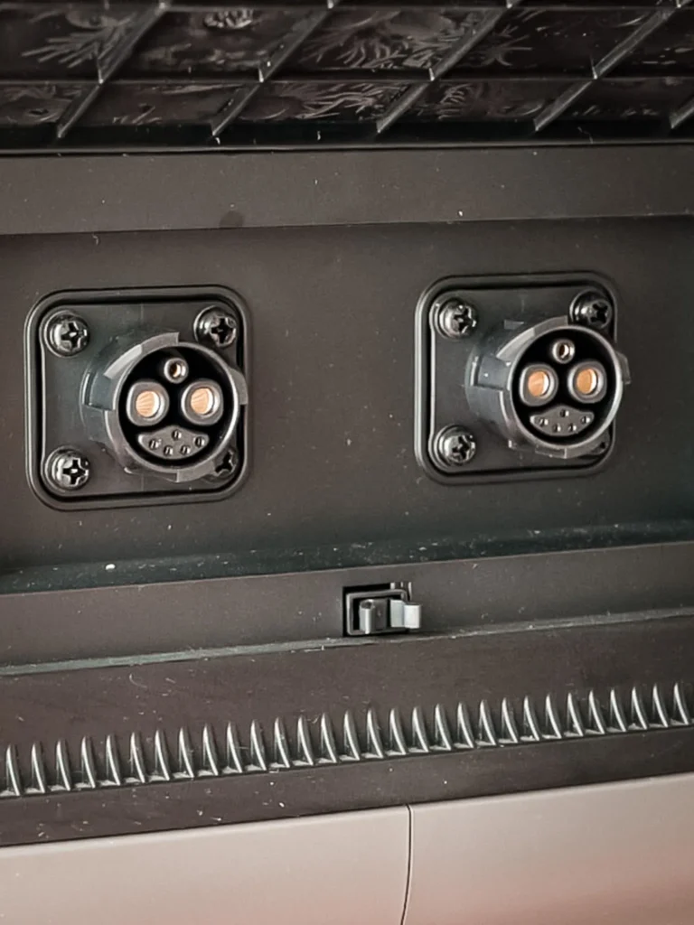 Proprietary ports of the AllPowers R2500 to connect extension batteries (B1000 modules), expandable up to around 20 kWh.