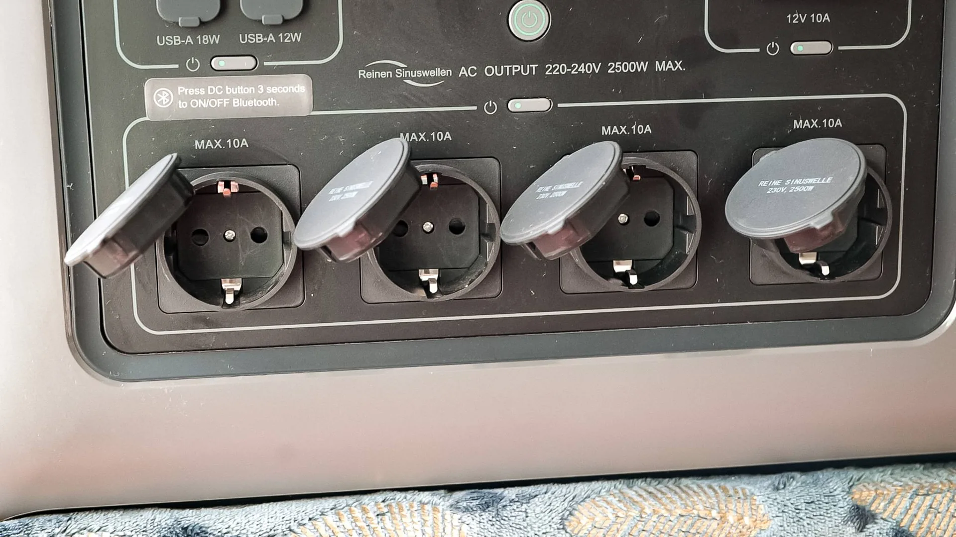 Close-up of the four AC 230V (Schuko) power sockets of the AllPowers R2500, individual raised silicone covers, marked REINE SINUSWELLE 230V 2500W.