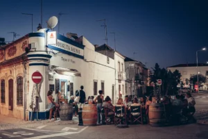 La Bodeguita Salinas, il piccolo bar di tapas a Tavira che chiude la strada per farci sedere