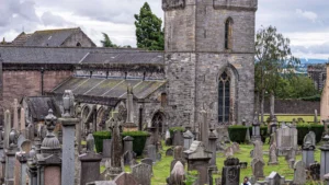 Siamo venuti per la chiesa, siamo rimasti nel cimitero