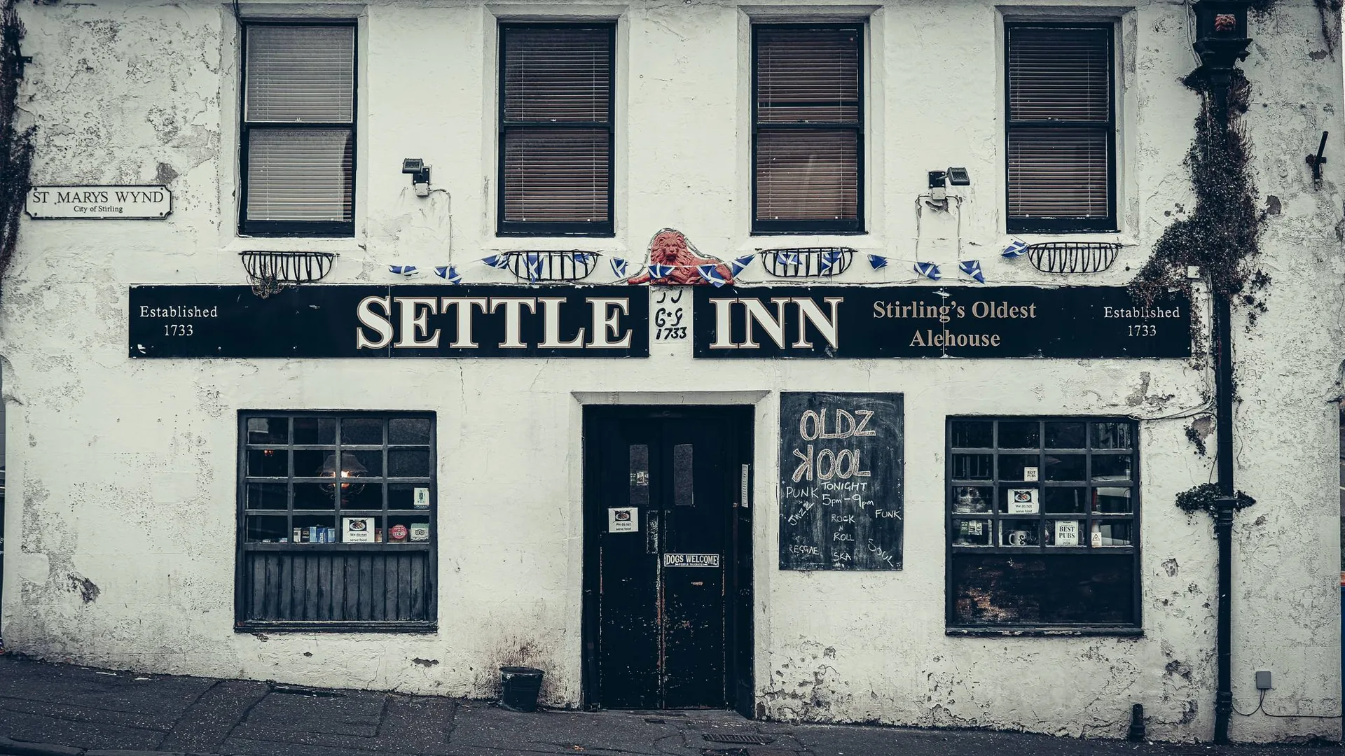 The whitewashed facade of the Settle Inn in Stirling, a listed 1733 building whose sign bills it as Stirling's Oldest Alehouse.