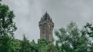 Il Monumento di Wallace, Stirling: nulla sulla terra rimane se non la fama e un coniglio nel parcheggio.