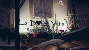 La Dolce Vita, la pizzeria a Tavira con un vero forno a legna situato in un giardino del 1915