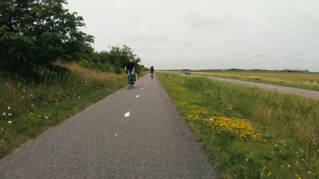 Xavier in bicicletta durante la tappa costiera prima di Alkmaar