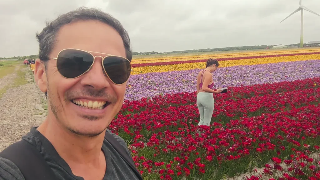 Xavier davanti ai campi fioriti durante la tappa costiera prima di Alkmaar