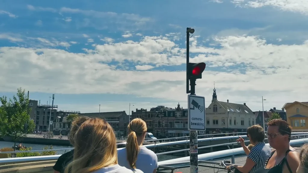 Ponte mobile aperto per il passaggio delle barche ad Alkmaar