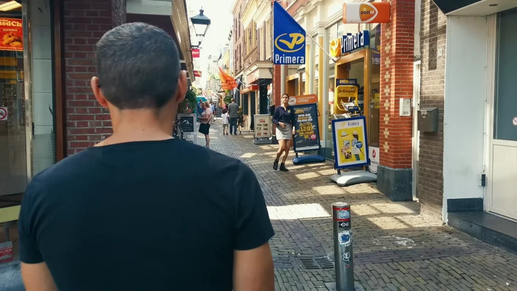 Xavier in una via commerciale di Alkmaar