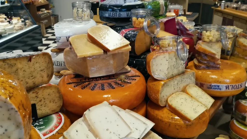 Forme e porzioni di formaggio in una bottega di Alkmaar