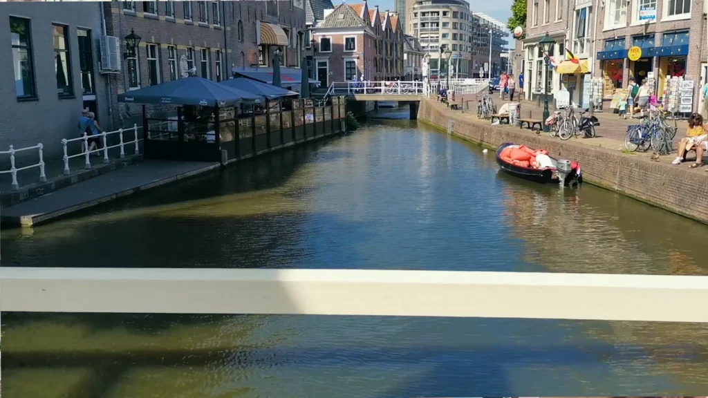 Canale, facciate e piccola barca nel centro di Alkmaar