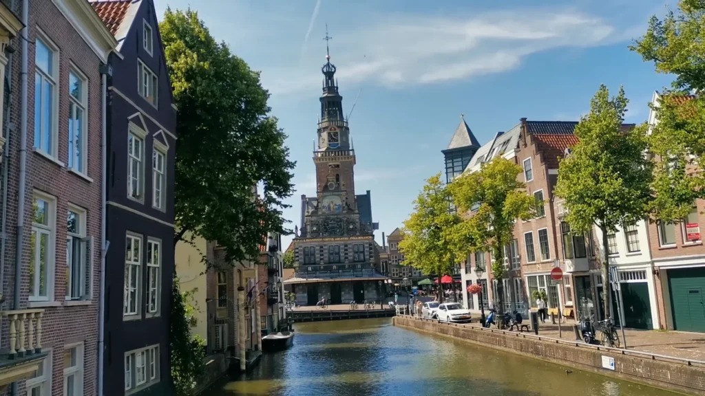 Canale di Alkmaar con la torre del Waag sullo sfondo