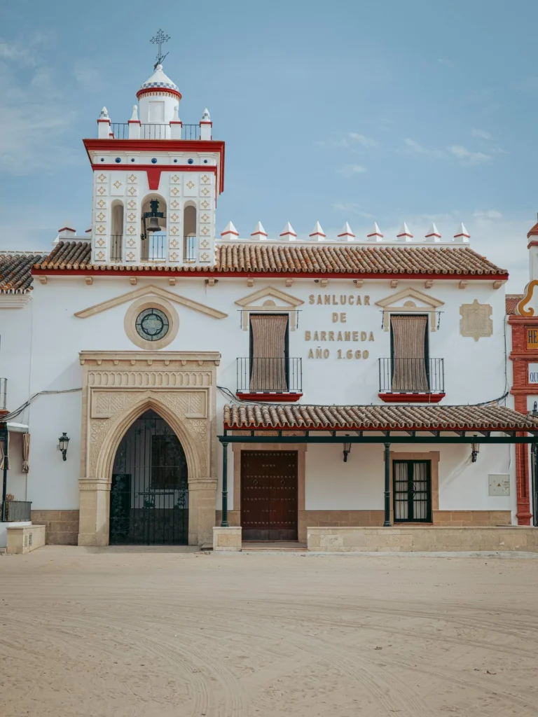 Facciata con la scritta Sanlúcar de Barrameda, Año 1660, a El Rocío
