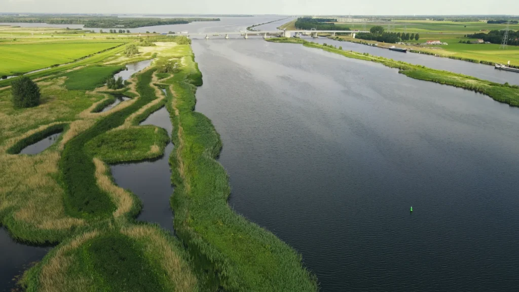 Veduta aerea del canale e dei terreni agricoli a Ramspol, vicino a Emmeloord