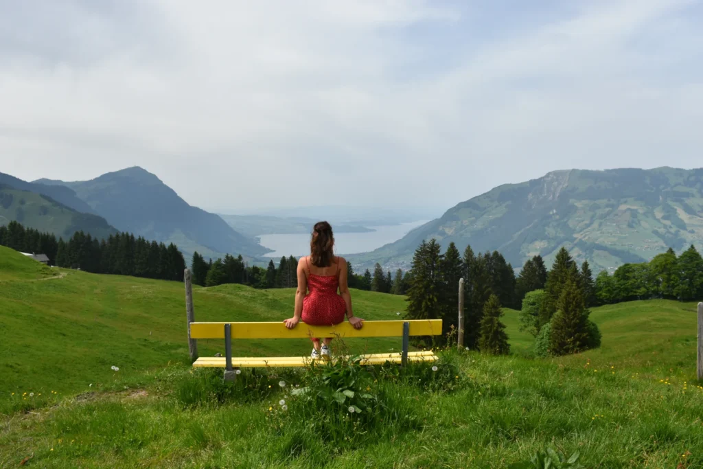 Caroline su una panchina gialla sopra il lago dei Quattro Cantoni, zona Urmiberg