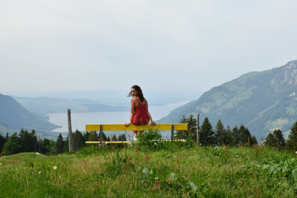 Caroline sulla panchina gialla di fronte al lago nella zona dell’Urmiberg