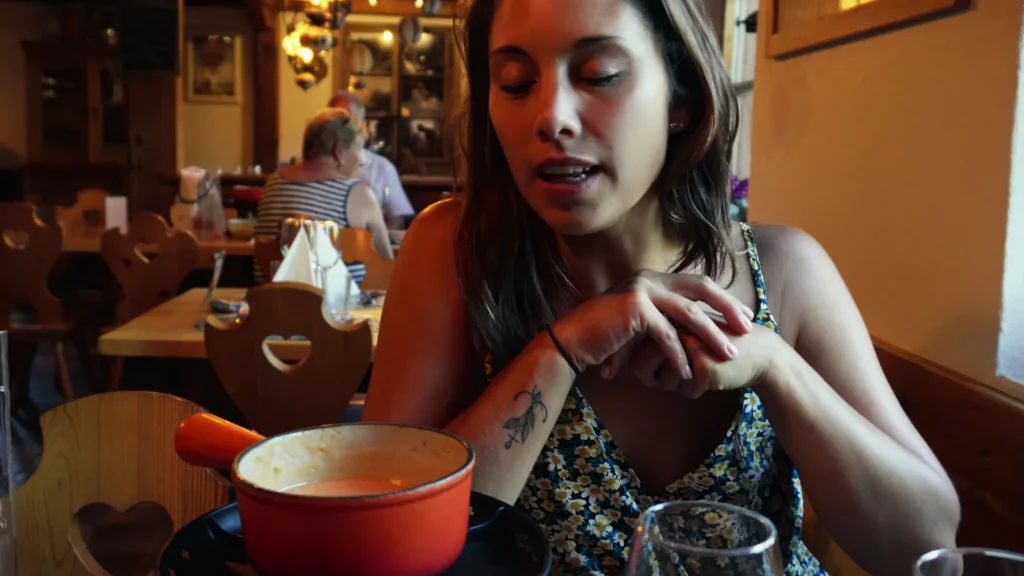 Caroline davanti al caquelon della fondue a Château-d’Œx