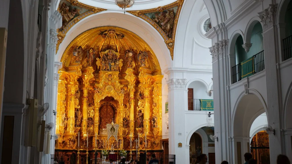 Navata bianca e pala d’altare dorata nel santuario del Rocío il 17 ottobre 2026