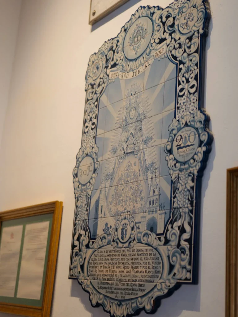 Pannello di ceramica blu per il bicentenario del Rocío Chico, 1813–2013, nel santuario del Rocío